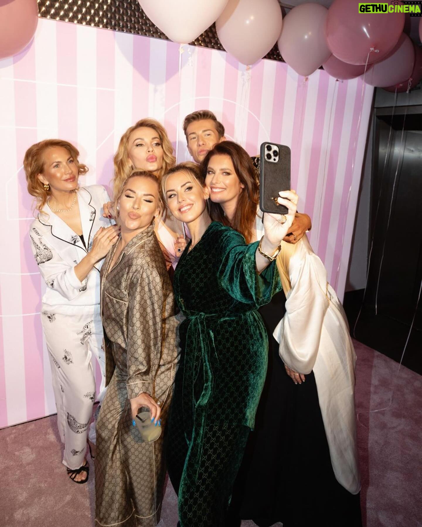 Dominika Cibulková Instagram - Nasa Petris ma 39 🥳🤍 a musite uznat ze 39 "never looked better" 😍 This is how we celebrate because never settle for less dont forget 💥 Dakujeme za uzasnu pyjama party dear we love youuuuuuuu @petkaficka 🤍🤍🤍 photohraphed by @nlieskovska 📸