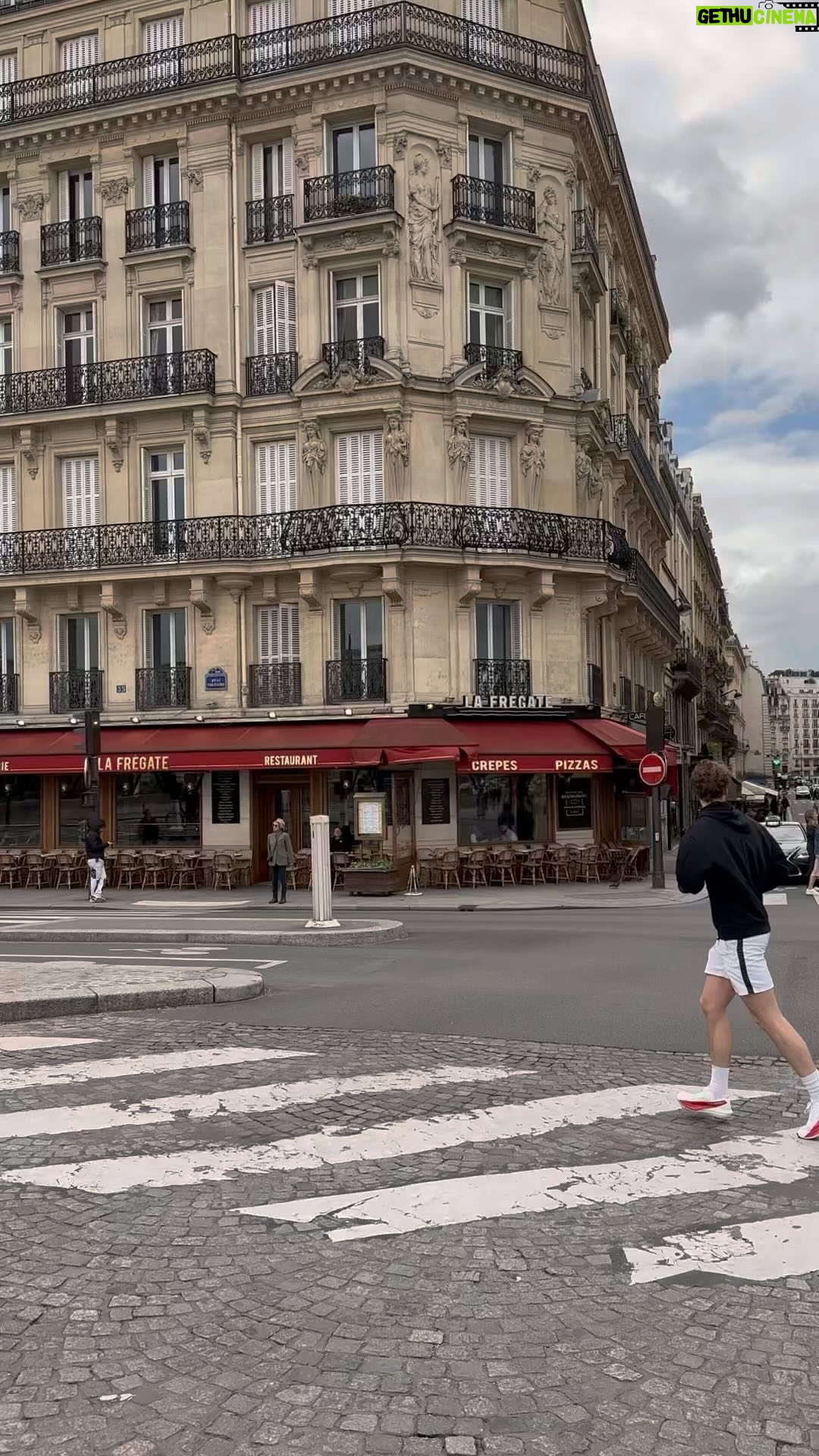 Dominika Cibulková Instagram - Find us in the crowd 📍🎈#paris #parislover