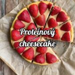 Dominika Cibulková Instagram - Recept na jahodovy cheesecake uz pouzitelnejsi ako moj komentar - ja vam stale hovorim ze proste nepatrim do kuchyne 🤣😆🤡😜💩 Suroviny: 200 g celozrnné sušienky 50 g maslo 500 g skyr biely (specialny jogurt bez tuku) 250 g mascarpone 105 g (3 odmerky) vanilkový proteín isolate od @biotechusa_slovakia 1 ks vajíčko 50 g arašidové maslo od @biotechusa_slovakia 200 g jahody 🍰🍰🍰 Príprava: Sušienky krátko pomixujeme, pridáme roztopené maslo, dáme do formy na pečenie a pečieme 8 minút na 180 C. Zmiešame skyr, mascarpone, vanilkový proteín, vajíčko. Krém rozmiestnime na korpus a pečieme 40 minút na 150C. Necháme ešte 5-10 min. vo vypnutej rúre a dáme do chladničky vychladnúť. Vrch potrieme arašidovým maslom a ozdobíme čerstvými jahodami. PS 1 Na vsetky produkty pouzite v recepte mate zlavu s mojim kodom "DOMI15" - link najdete v mojich stories 💥 PS 2 A napiste mi ako vam vysiel,pred kazdym kto zvladne hocijaky recept ma u mna velky respekt pretoze ako si mozete vypocut ja by som ho dala zapiect aj s jahodami navrchu hahahahahha ;))