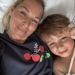 Dominika Cibulková Instagram – Nase posledne dni vyzerali asi takto,v skratke – smutno,unavene a vystrasene 😔 Jakubko spadol z preliezky a v momente sme vedeli ze je zle ked rucicka bola zdeformovana a plac bol nekonecny.. v nemocnici ho museli operovat a rucicku napravit,nastastie drotiky sa nam vyhli 🙏🏻 ale hlasim ze mame doma maleho-velkeho silneho hrdinu (po kom asi?😮‍💨💪🏻) a vsetko zvladol perfektne,bol uzasny a statocny – viac ako jeho mamina ktoru musel sluziaci doktor ukludnovat 🙈 viac ako zraneneho a tatina,ti boli absolutni profici 😭🤍🥰🙏🏻 Chcela by som sa podakovat celemu lekarskemu teamu v detskej nemocnici na kramaroch ktori boli 100% a vyborne sa o Jakubka a nas postarali 🤍 Kazdy vecer sa s Jakubkom modlime za zdravie nasej rodiny a aby boli vsetky deticky na svete zdrave a vcera sa ma Jakubko vecer na izbe opytal “tak maminka toto su tie deticky za ktore sa modlime? musime sa viac” – on je proste laska 😭🤍🙏🏻