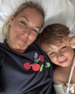 Dominika Cibulková Instagram - Nase posledne dni vyzerali asi takto,v skratke - smutno,unavene a vystrasene 😔 Jakubko spadol z preliezky a v momente sme vedeli ze je zle ked rucicka bola zdeformovana a plac bol nekonecny.. v nemocnici ho museli operovat a rucicku napravit,nastastie drotiky sa nam vyhli 🙏🏻 ale hlasim ze mame doma maleho-velkeho silneho hrdinu (po kom asi?😮‍💨💪🏻) a vsetko zvladol perfektne,bol uzasny a statocny - viac ako jeho mamina ktoru musel sluziaci doktor ukludnovat 🙈 viac ako zraneneho a tatina,ti boli absolutni profici 😭🤍🥰🙏🏻 Chcela by som sa podakovat celemu lekarskemu teamu v detskej nemocnici na kramaroch ktori boli 100% a vyborne sa o Jakubka a nas postarali 🤍 Kazdy vecer sa s Jakubkom modlime za zdravie nasej rodiny a aby boli vsetky deticky na svete zdrave a vcera sa ma Jakubko vecer na izbe opytal 
