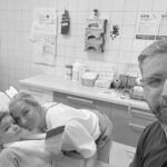 Dominika Cibulková Instagram – Nase posledne dni vyzerali asi takto,v skratke – smutno,unavene a vystrasene 😔 Jakubko spadol z preliezky a v momente sme vedeli ze je zle ked rucicka bola zdeformovana a plac bol nekonecny.. v nemocnici ho museli operovat a rucicku napravit,nastastie drotiky sa nam vyhli 🙏🏻 ale hlasim ze mame doma maleho-velkeho silneho hrdinu (po kom asi?😮‍💨💪🏻) a vsetko zvladol perfektne,bol uzasny a statocny – viac ako jeho mamina ktoru musel sluziaci doktor ukludnovat 🙈 viac ako zraneneho a tatina,ti boli absolutni profici 😭🤍🥰🙏🏻 Chcela by som sa podakovat celemu lekarskemu teamu v detskej nemocnici na kramaroch ktori boli 100% a vyborne sa o Jakubka a nas postarali 🤍 Kazdy vecer sa s Jakubkom modlime za zdravie nasej rodiny a aby boli vsetky deticky na svete zdrave a vcera sa ma Jakubko vecer na izbe opytal “tak maminka toto su tie deticky za ktore sa modlime? musime sa viac” – on je proste laska 😭🤍🙏🏻