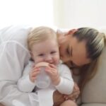 Dominika Cibulková Instagram - Ak by ste sa ma opytali na najoblubenejsiu funkcnu vec ktoru pri Ninke pouzivame kazdy den bez sekundy premyslania by som vam povedala - flaska od @lovi_slovakia 😊 Tato flaska je absolutny "gamechanger",je specialne vyvinuta podla zenskeho prsnika aby babatkam co najviac pripominala maminu,nenarusa saci reflex,je antikolikova a ma mnoho dalsich plusov ale tymi vas nejdem nudit 🙌🏻👶🏼 ja som ju pouzivala pri kojeni a Ninka ju absolutne miluje od prveho momentu,ked bola mensia sama si dokonca chytila mensiu flasticku a pila mliecko a teraz uz pouzivame len tu vacsiu ktoru si tiez sama drzi pretoze je super lahucka a okrem toho ze naozaj krasne vyzera (pretoze estetika pri baby veciach neni samozrejmost a vzdy ma potesi takyto produkt) , je prakticka aj pri umyvani pretoze sa strasne lahko umyva - co si neklame je u niektorych flasiek fakt "opruz" poriadne vycistit zvnutra 🤪 Takze ak ju chcete vyskusat aj vy najdete ju vo vsetkych kamennych drogeriach Teta alebo na ich online - link prikladam v stories 😊 spokojnost je na mna pretoze ako som napisala na zaciatku tato flaska je moj najoblubenejsi prakticky produkt ktory pri Ninke mam 😊✨ #lovi #mammafeel #flaska