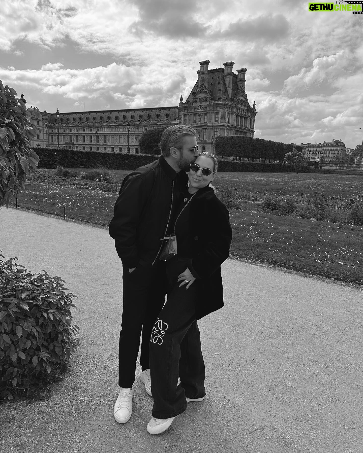 Dominika Cibulková Instagram - They say collect memories not things.. I say - collect BOTH 🤍💥🎈🥰 #happytime #friendstime #paris #parislover