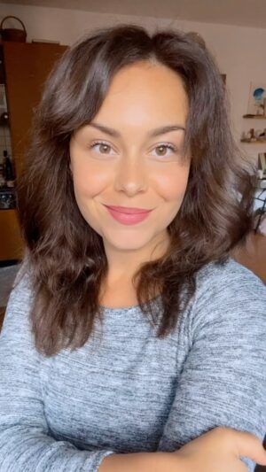 Dominika Kavaschová Instagram - @hairburst_sk ma za mna fantasticke vlasove vitaminy. Tieto vitaminy uzivam denne. Citim sa mega super. Moje vlasy sa liecia a hustnu:) dokonca na nich badam i nejaky ten odlesk konecne 🥳😍na to to videu nie su nikde upravene lebo ja matka na materskej sa k tomu nedostanem. Nevyzeram ako modelka z reklamy .za mna je dolezite ze badam rozdiel a silu na mojej hlave😂moj kod DONDA20 stale plati lasky. Mozete si vybrat ake chcete a potrebujete ci ste vegani dojciace mamky tehulky zeny nad 30 rokov muzi ci mate radi skor chutne gumene ci preferujete tabletkove ci vam vypadavaju vlasy skratka maju vsetko pre vsetkych . @hairburst_sk maju aj sampony pre konretny typ vlasu a najsamlepsiu masku !!!!! Krasny den vam❤️💋😘