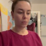 Dominika Kavaschová Instagram – Zeny moje ak chcete predist tomu ze jedno rano vstanete a chyba vam cosi z vasich oblubenych produktov skuste porozmyslat o tom ze si produkty proste predplatite:) je to jednoduche. Na stranke znacky @hairburst_sk sa cez produkty doklikate bez problemov aj ku predplatnemu. Nie je to nic zlozite. Ja mam pre istotu tieto produkty vsade kde sa dlhsie zdrziavam cize aj u svokry aj v KE u nasich:) nic nenecham na nahodu…. A kedze to zerem ( rozumej vitaminy)a dzabem na hlavu vkuse ( rozumej zvysok) predplatne je cesta:) ved uvidis sama ci hej ci nie je to na tebe. Kodik mam stale rovnaky DONDA je to 20 percentna zlava bejbe❤️majte krasny den krasni ludia😍