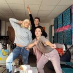 Dominika Kavaschová Instagram - @materamater dnes pre vas nahrala az dva rozdielne podcasty kedze sme boli aj hostky u Borisa a Brombora❤️pekne sme sa pohadali aj udobrili aj pochopili aj vysmiali jeden druheho bolo to vyzivne a mile❤️ale s urcitostou mozem povedat ze sme stale z inej planety✌️