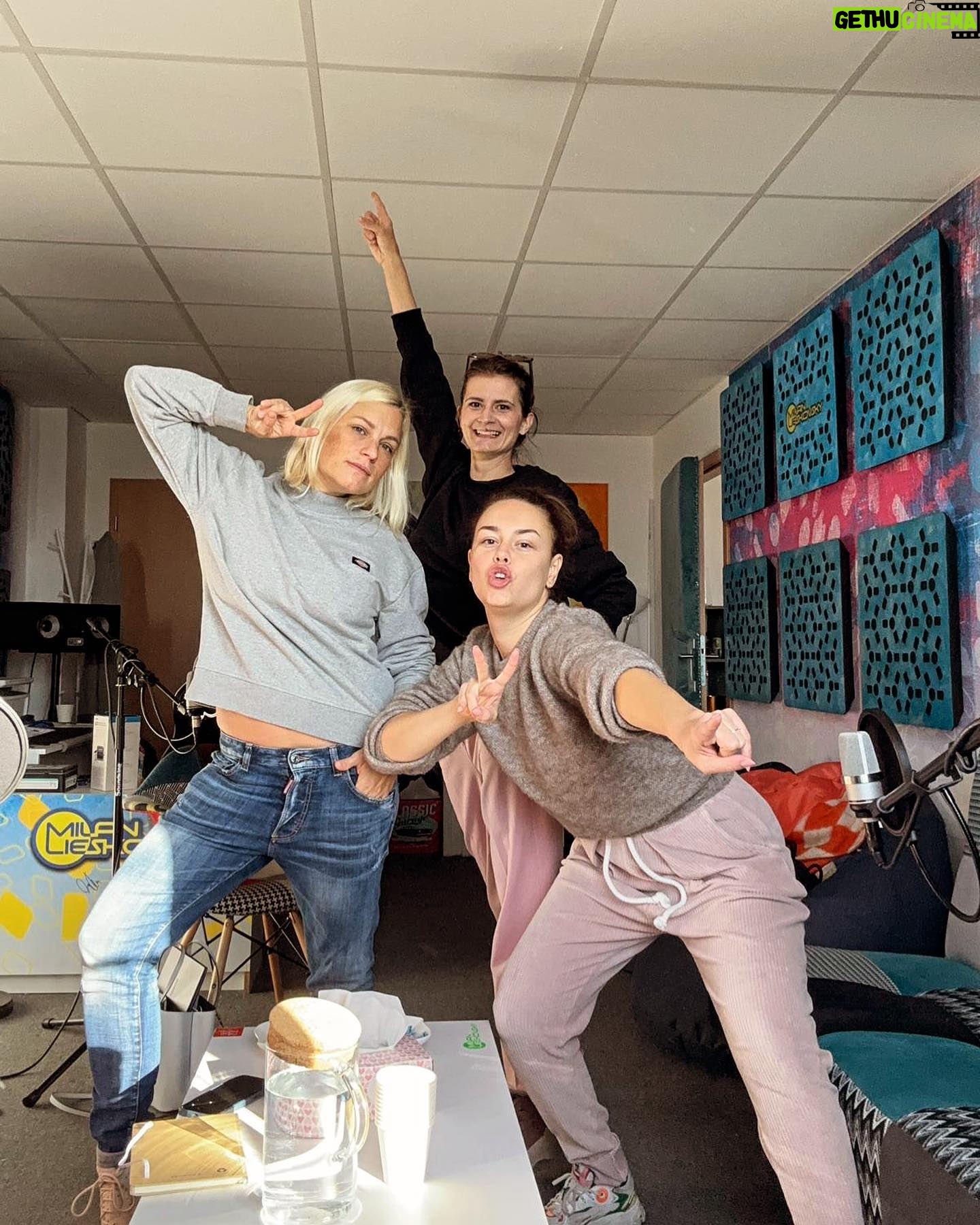 Dominika Kavaschová Instagram - @materamater dnes pre vas nahrala az dva rozdielne podcasty kedze sme boli aj hostky u Borisa a Brombora❤️pekne sme sa pohadali aj udobrili aj pochopili aj vysmiali jeden druheho bolo to vyzivne a mile❤️ale s urcitostou mozem povedat ze sme stale z inej planety✌️