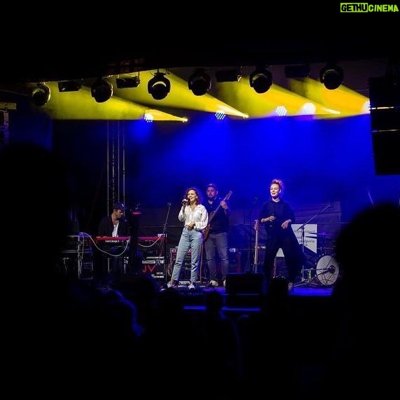 Dominika Kavaschová Instagram - Jeden z najkrajsich koncertov❤️ @m.o.r.e.n.a.band dakujeme Fotobb- Štrkula za fotky