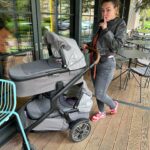 Dominika Kavaschová Instagram - Ano chcem druhe babatko:) ale dvojicky….asi nie😂😂😂😂obdivujem moju segru ako toto dava je naozaj statocna:) Myslim ze nepoznam pokojnejsij a prijemnejsiu a vyrovnanejsiu a silnejsiu osobu ako je ona. Tri deti furt upravena a uvarila nam dnes lazane a kym sme bastili zmrzku ona kocikovala:) to jedine si braj total uziva. To je jej “ party” posledne mesiace. Pamatam si ze aj ja som kocikovanie milovala. Tento kocik je super. Skladny prakticky vojde do mini vytahu a baby v nom spia na balkone cely den alebo vonku pri kocikovani …cize maximalne vyuzity:) @nuna_czsk sa postarali aj o to ze vo vanickach je aj ulozny priestor ktory ani nie ke vidiet ale je tam:) najblizsie vam ukazem v storke lebo ste sa na to pytali :) @maderna_baby je predajna kde ho segra zadovazila ❤️