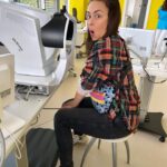Dominika Kavaschová Instagram - Ludia:) jak ste s ocami? Ja som dnes navstivila @veselyok . Som ich pacient. Bola som tu prvykrat ked som este pred otehotnenim na dovolenke zrazu na modrej oblohe videla akesi flaky. Taktiez aj to citanie uz nie je iiizipiiizi. Tak som tu opat:) kedze oci treba sledovat ako sa co vyvija a nie nadarmo sa vravi staraj sa o to ako o oko v hlave lebo oci…zdrave oci…si velmi dolezite. Kedze v rodine mame rozne ochorenie o to viac to nemozem zanedbat. Ak ste este neboli na kontrole pridite sem( maju kliniku aj v KE) velmi profesionalny pristup, sympaticky mily personal a necitim sa tu ako u doktora…co chapu ludia s fobiou z bielych plastov ako mam ja od mala. Ako som dnes dopadla vam dam vediet. Este som tu❤️