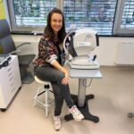Dominika Kavaschová Instagram - Ludia:) jak ste s ocami? Ja som dnes navstivila @veselyok . Som ich pacient. Bola som tu prvykrat ked som este pred otehotnenim na dovolenke zrazu na modrej oblohe videla akesi flaky. Taktiez aj to citanie uz nie je iiizipiiizi. Tak som tu opat:) kedze oci treba sledovat ako sa co vyvija a nie nadarmo sa vravi staraj sa o to ako o oko v hlave lebo oci…zdrave oci…si velmi dolezite. Kedze v rodine mame rozne ochorenie o to viac to nemozem zanedbat. Ak ste este neboli na kontrole pridite sem( maju kliniku aj v KE) velmi profesionalny pristup, sympaticky mily personal a necitim sa tu ako u doktora…co chapu ludia s fobiou z bielych plastov ako mam ja od mala. Ako som dnes dopadla vam dam vediet. Este som tu❤️