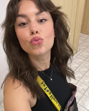 Dominika Kavaschová Instagram - Myslela som ze som sa stala introvertom…ze mi spolocnost uz nechyba ..ze najkrajsie su chvile s malou a vecer s Dankom pod perinou pozerat v objati serialy:)…..ale dnes som znova zacitila zavan prijemnej slobody chvile mladosti chvile pre seba a uvedomila som si ze aj toto som ja…a ze mi to vlastne neskutocne chybalo:) byt s ludmi smiat sa kecat nasavat ich energiu a krasu. Chce to zdravu mieru…vsetkeho.Musime si dopriat zeny! Kulturu cha cha chi chi byt sexi tancovat s kamoskami vsetko!Dakujem divadlu Astorka za ich caro ktore zakazdym odovzdaju divakom❤️😘