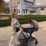 Dominika Kavaschová Instagram - Luxusna mamina a luxusny kocik❤️ @nuna_czsk @maderna_baby .Este som ho nevyskusala lebo babatka boli este krpane cerstvo vyliahnute:) ale tesim sa ako si ich po Vianociach vykocikujem❤️