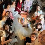 Dominika Kavaschová Instagram - Musim povedat ze toto bol pre mna jeden z nasilnejsich zazitkov mojho zivota.Este nikdy v zivote som nevidela tak uprimne a ciste pristelstvo ake medzi sebou maju tieto zeny. Priatelstvo ktore nepozna ego zavist rivalitu priatelstvo ktore neodsudzuje a ktore praje vsetko krasne z celeho srdca. Nikdy som nevidela taku otvorenost ktoru mali jedna ku druhej….hovorit vsetko napriamo a bez hanby…..a take cisto prejavene emocie za par chvil. Nepoznam tie zeny…bola som prizvana len ako priatelka Natalky ale rychlo som sa citila prijata ….akoby ani neriesili ze ma vidia prvykrat…uvedomila som si ake mam emocne rezervy…v ich prejave a obdivovala som ako to ony dokazu vsetko dat von….ale co ma uchvalito najviac….bola sila zien. Zien ktore su si kazda jedna pre druhu najlepsou priatelkou sestrou a ucitelkou…dojimalo ma ako drzia spolu a ako ich pritomnostou( nasou) sa nam Natalka menila pred ocami a naberala na krase sile optimizme a ake je to vlastne dolezite…aby sme tu jedna pre druhu boli. Bola to oslava zenstva…zivota…spojenia a mnoho veci som si vdaka tomu uvedomila…minimalne to ako je mnoho v mojom zivote povrchne…a ze to nestaci….najma ak ide o vztahy..sam ku sebe a ku okoliu❤️Priala by som takyto predporodny ritual kazdej zene.