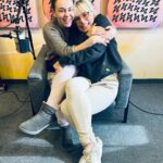 Dominika Kavaschová Instagram - Je to dobre👌stale sa vmestime do jedneho kresla❤️ @materamater @bodka.sk