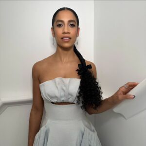 Dominique Tipper Instagram - BAFTAS 💙🐈‍⬛️💠♟️👗🖤
.
.
.
A dreamy day with a dreamy date @sopedirisu
.
.
.
Glam team: 
@heidinorthmakeup 
@luciajosephine_ 
.
.
Dress: @frontrowlondon