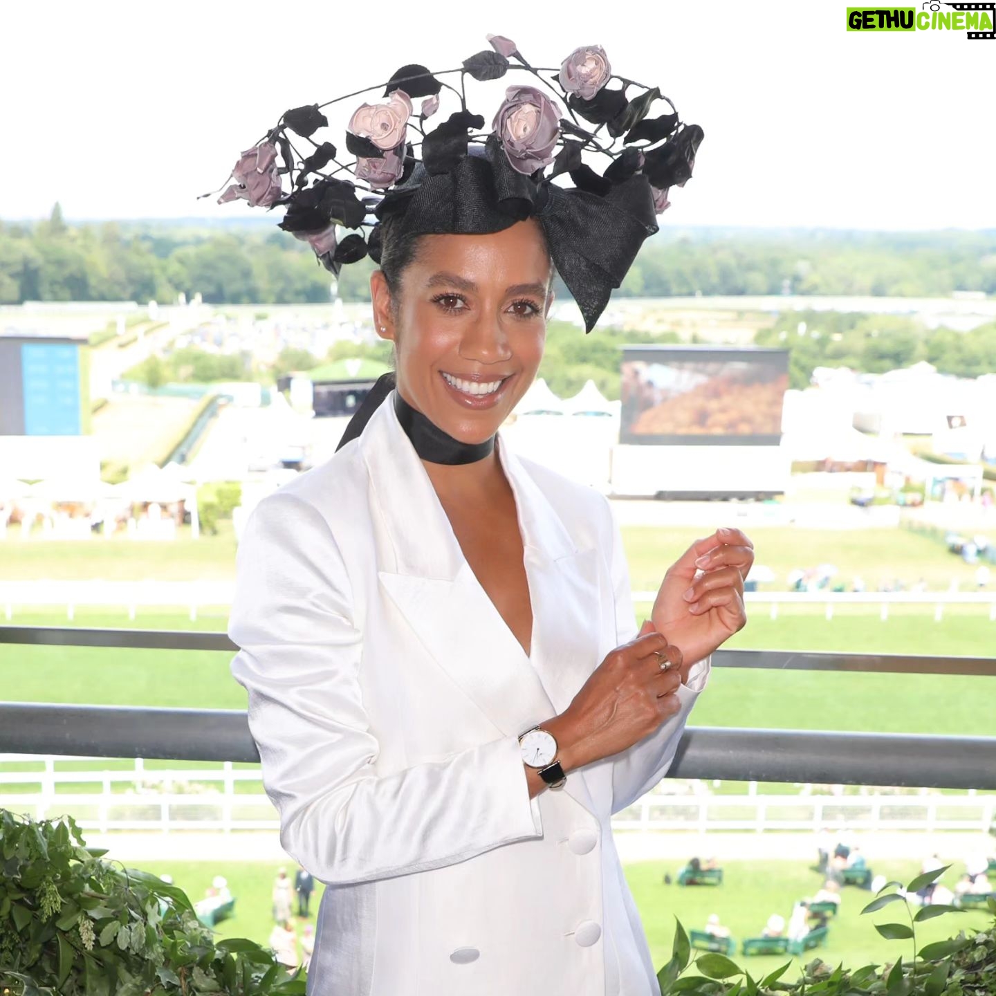 Dominique Tipper - 1.7K Likes - My first Ascot was an absolute movieeee.
I won on all 5 races I bet on š³
Thank you to @longines for having us and draping my wrist in one of your beautiful timepieces āļø
Thank you to @racheltrevormorgan for my stunning headpiece š
Suit is @tedbaker
Style and luck is my own š
Thank you @sulescorner š¤