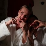 Dominique Alagia Instagram – S maminkou milujeme společné chvíle a dost se bavíme při dělání společné skincare, vždy se umíme pořádně nasmát! 🤣 Natáčení tohodle videa byla opravdu sranda, mamka na sítě netvoří a abychom měly “vážnější” záběr, to byl pro nás boj 😭 Maminka všechny produkty @alagiabeautyofficial používá, mám radost, že jí sedly a má překrásnou pleť. ✨ 

Jelikož se blíží den Matek, tak jsme si pro vás společně připravily slevový kód DENMATEK na 25% slevu! 🌷🤍 Můžete udělat radost třeba mamince, nebo si můžete něco pořídit pro sebe. Sleva platí do konce tohoto víkendu, takže dokud můžete, tak toho využijte, nebudete litovat. 🫶🏽

Naše značka je Česká, 100% přírodní a netestovaná na zvířatech. Produkty jsou opravdu kvalitní a ručím za ně. 🙏🏽

PŘIDEJTE SE K NÁM 🫧🧴🩷🫂

POUZE NA alagiabeauty.com 
@alagiabeautyofficial 
#alagiabeauty #domialagia #skincare #peceoplet #pletovakosmetika #ceskaznacka #smallbusiness #tips #nightroutine #morningroutine #maminka #mom