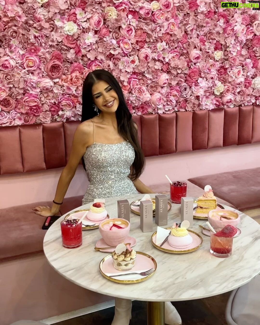 Dominique Alagia - 70K Likes - one of the most important days of my life 🤍
od dnešního dne začíná velmi důležitá etapa mého života, vydala jsem do světa svou novou skincare kolekci, která je veganská, netestovaná na zvířatech, kvalitní a vhodná na jakkýkoliv typ pleti. 🤍 pracujeme nad tímhle vším již dlouhou dobu a jsem tak strašně ráda, že vám to mohu ukázat a mohu se konečně pochlubit!! stojí za tím spousta úsilí, práce, slz, potu, lásky, no vlastně všeho. je to splněný sen a to díky vám všem, kteří mě podporujete, i díky těm, kteří ve mně věří již od prvního dne, co tvořím na sítě. mám skvělý tým lidí okolo sebe, kterým naprosto z celého srdce děkuji, jelikož by tohle bez vás nebylo možné.🥹 od zítra budou produkty dostupné na alagiabeauty.com, dnes jsou exkluzivně pro lidi, kteří byli na launch kolekce lidi, kteří se emailem zaregistrovali předem.
VELKÉ DÍKY všem, za podporu, lásku, i kritiku, jelikož i díky ní jsem tam, kde jsem dnes. jsem šťastná, opravdu. přej a bude ti přáno, navždy se tímhle budu řídit. trust the process always and be grateful for everything in your life. 🙏🏼
snad se vám produkty budou líbit, tak jak mně a pomohou vám si třeba najít ĺásku ke skincare. pečovat o sebe je důležité. 🤍 take care of yourself, love you all.
@cafechloeczech děkujeme za krásné prostory, kde se tohle vše mohlo uskutečnit! 🌷
@alagiabeautyofficial