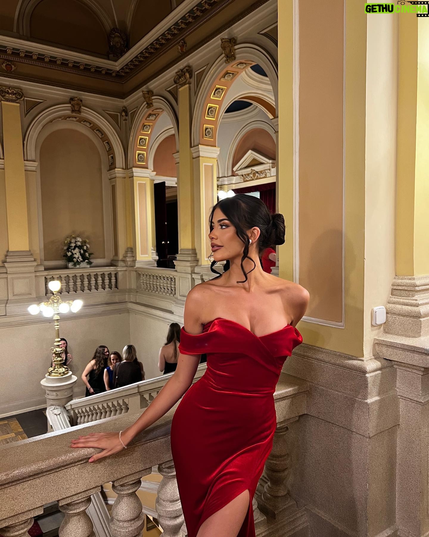 Dominique Alagia - 67K Likes - prom night ✨✨
šaty jsou samozřejmě od mých milovaných @poner_official 🤍 děkuji, že mě vždy zachráníte a mohu se cítit jak princezna!