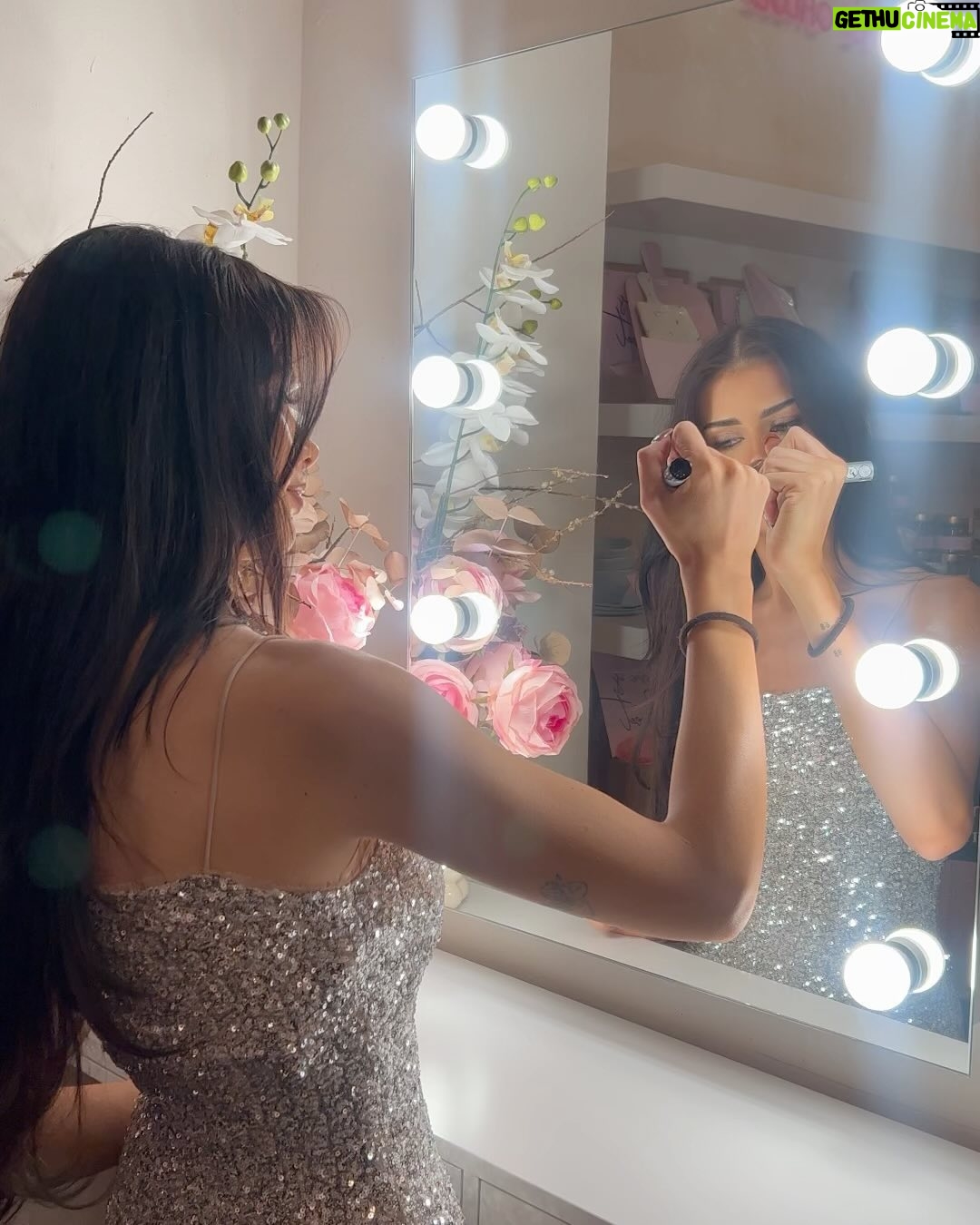 Dominique Alagia - 70K Likes - one of the most important days of my life 🤍
od dnešního dne začíná velmi důležitá etapa mého života, vydala jsem do světa svou novou skincare kolekci, která je veganská, netestovaná na zvířatech, kvalitní a vhodná na jakkýkoliv typ pleti. 🤍 pracujeme nad tímhle vším již dlouhou dobu a jsem tak strašně ráda, že vám to mohu ukázat a mohu se konečně pochlubit!! stojí za tím spousta úsilí, práce, slz, potu, lásky, no vlastně všeho. je to splněný sen a to díky vám všem, kteří mě podporujete, i díky těm, kteří ve mně věří již od prvního dne, co tvořím na sítě. mám skvělý tým lidí okolo sebe, kterým naprosto z celého srdce děkuji, jelikož by tohle bez vás nebylo možné.🥹 od zítra budou produkty dostupné na alagiabeauty.com, dnes jsou exkluzivně pro lidi, kteří byli na launch kolekce lidi, kteří se emailem zaregistrovali předem.
VELKÉ DÍKY všem, za podporu, lásku, i kritiku, jelikož i díky ní jsem tam, kde jsem dnes. jsem šťastná, opravdu. přej a bude ti přáno, navždy se tímhle budu řídit. trust the process always and be grateful for everything in your life. 🙏🏼
snad se vám produkty budou líbit, tak jak mně a pomohou vám si třeba najít ĺásku ke skincare. pečovat o sebe je důležité. 🤍 take care of yourself, love you all.
@cafechloeczech děkujeme za krásné prostory, kde se tohle vše mohlo uskutečnit! 🌷
@alagiabeautyofficial