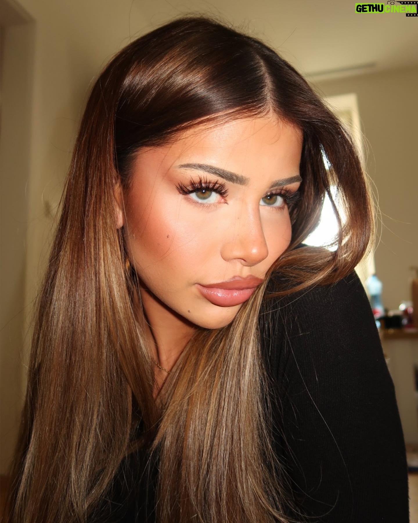Dominique Alagia Instagram - entering my caramel kim era 🍯 dekuji za prekrasne vlasy!!! @profibeauty ✨