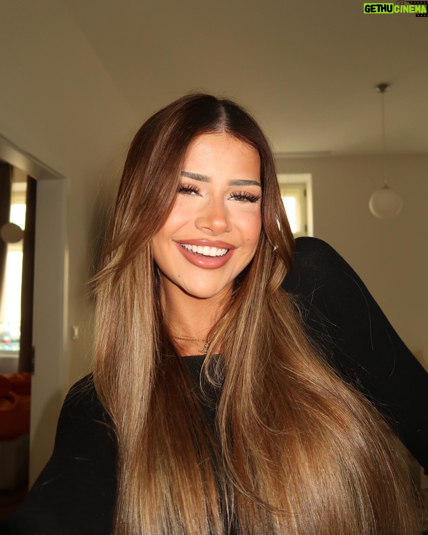 Dominique Alagia Instagram - entering my caramel kim era 🍯 dekuji za prekrasne vlasy!!! @profibeauty ✨