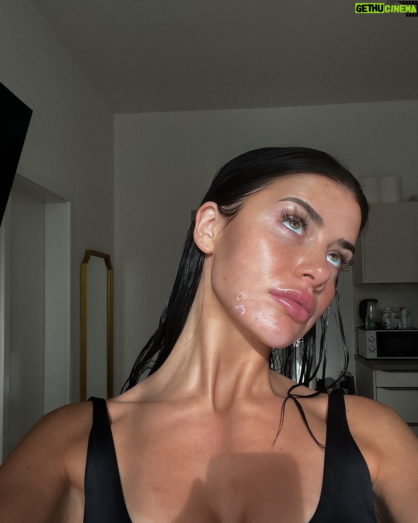 Dominique Alagia - 84.3K Likes - skin
real, raw, beautiful skin