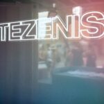 Dominique Alagia Instagram - Hey guyss 🩷 Tezenis a jejich barevná stage byl jeden velký úspěch, chill přes den, dj sety a prodejní koutek, kde jste si za hubičku mohli koupit super kousky do svého festivalového outfitu! Já se bohužel na festivalu neukázala, jelikož jsem byla v Los Angeles, strašně mě to mrzí… Ale nebojte, není to poslední akce!🤫 Celá zóna měla obrovský úspěch a já se nemůžu dočkat, až toho budu příště součástí! 😍 #musicforthebody #tezenisxcolours #tezenis #kooperace