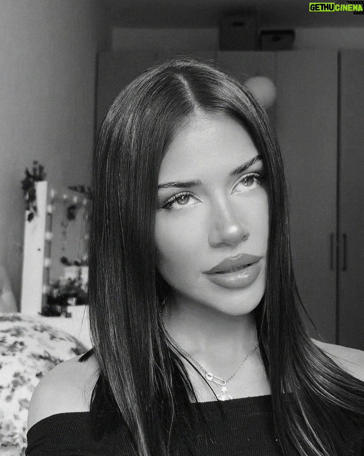 Dominique Alagia Instagram - selfie tuesday 💐✨🍯