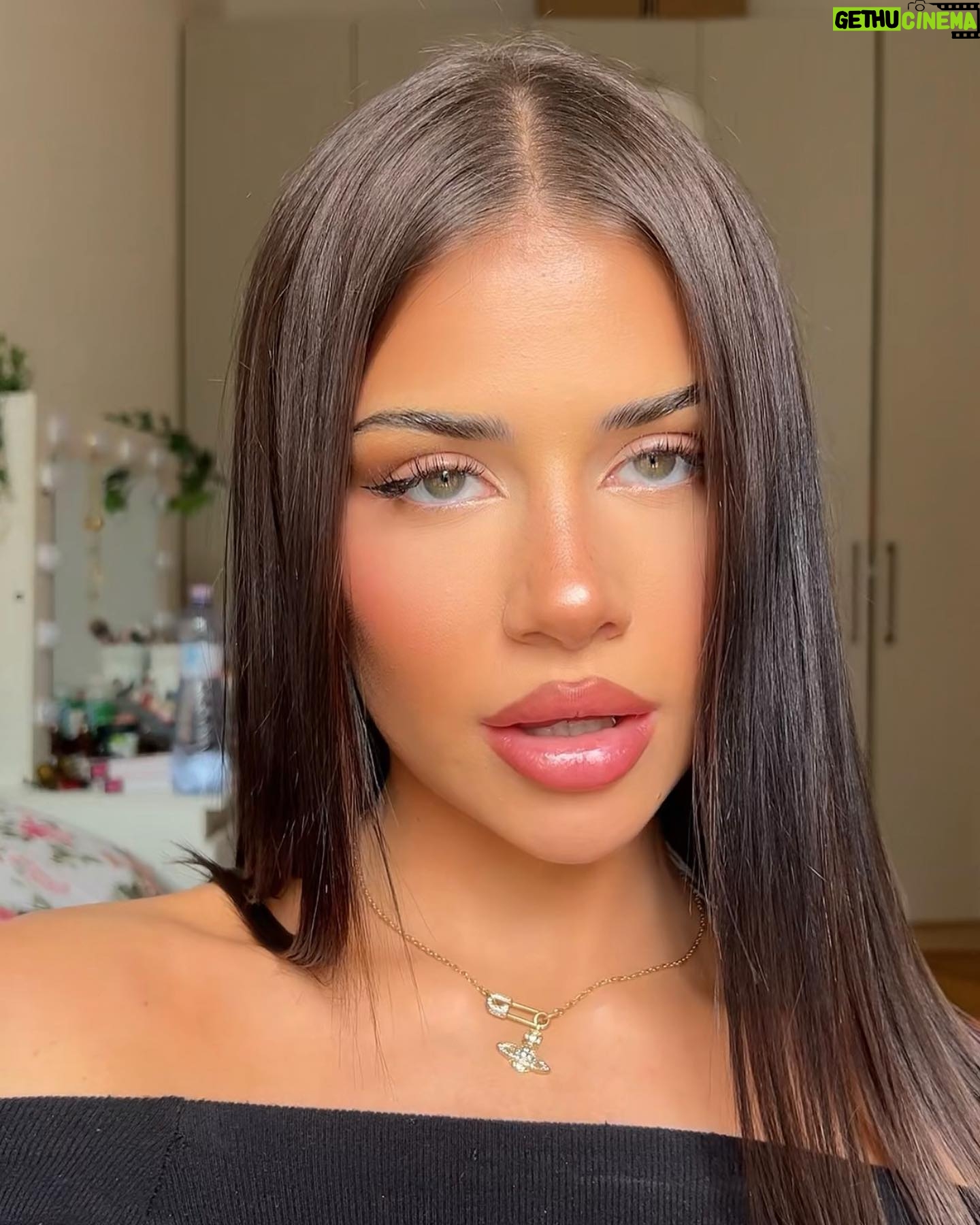 Dominique Alagia Instagram - selfie tuesday 💐✨🍯