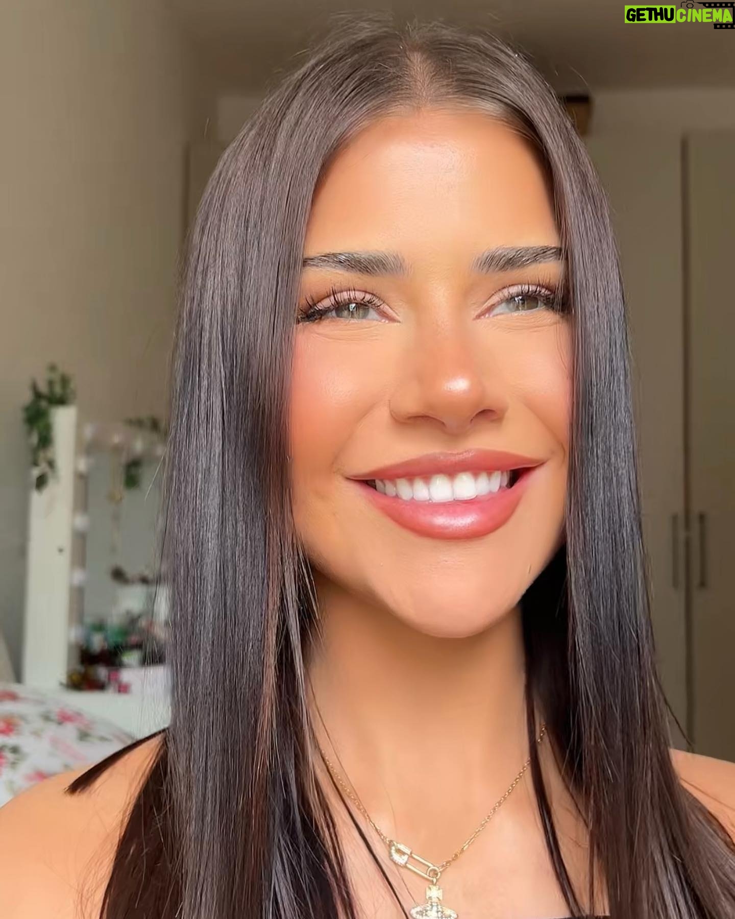 Dominique Alagia Instagram - selfie tuesday 💐✨🍯