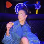 Dominique Alagia Instagram - a very random photo dump 📹 1. i attended a really cool event 2. heard we are using old instagram filters 3. 🧏🏽‍♀️🥂 4. fotky s nejvic cool pozadim 5. moje energie pokazde 6. ja a me každodenní fity posledni dobou (adam sendler mě inspiruje) 7. ja a muj osobni řidič @samuel_samake na cestách😜 (nostalgie v pozadi🥹) 8. me and mommy years ago 🩷 my ride or die 9. this could be us but ur playing 🙄