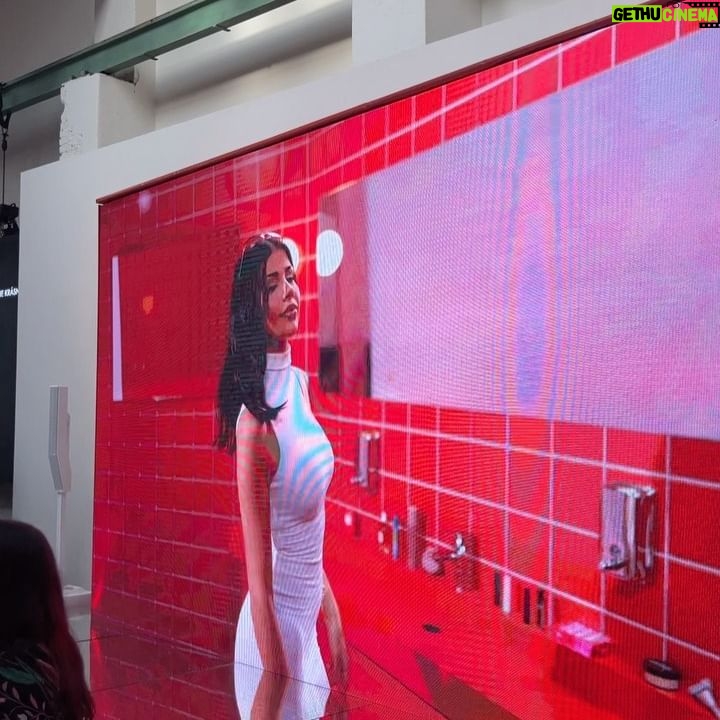 Dominique Alagia Instagram - look mama im on a big screen