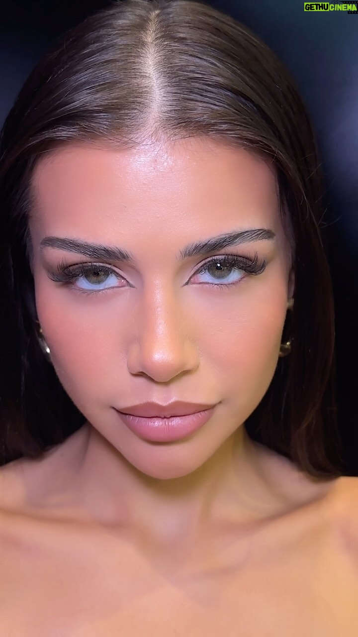 Dominique Alagia Instagram - @domialagia a její obličej je přesně to ideální plátno, na které chce každý artista malovat 🫶🏻 LIP COMBO: @maccosmetics CORK LIPLINER HONEYLOVE #macximal lipstick #maccosmetics#mac#makeupartist#makeup#softglam#czechmakeupartist
