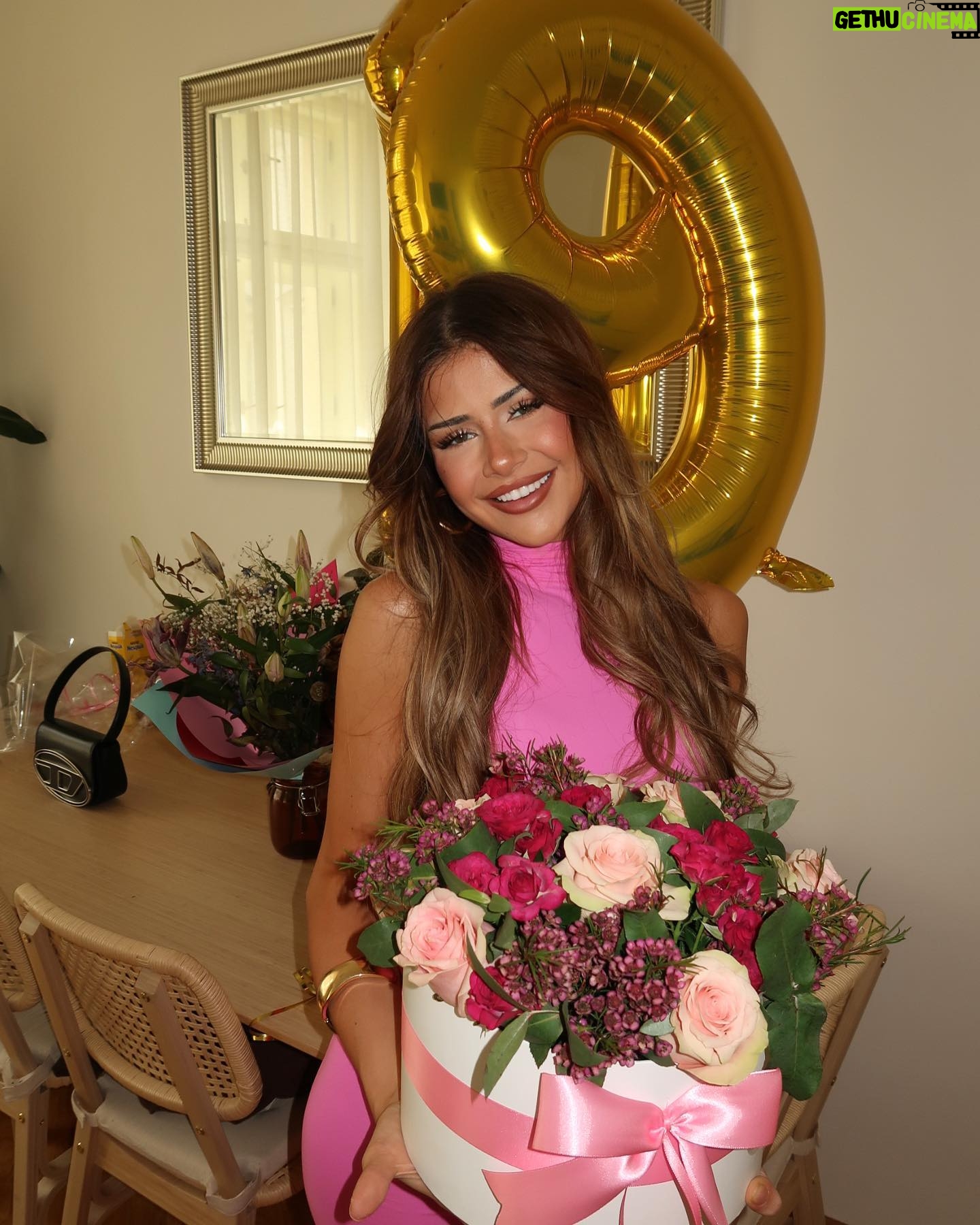 Dominique Alagia Instagram - baby its my bdayyyyyyy 💐🥹✨ my dad raised the standards to another level today, so grateful and happy to spend this special day with the people i love. děkuji všem za krásná přání, jste užasní. ❤️🩹 jsem vděčná, že mohu trávit narozeniny v klidu, zdravá a s lidmi, které miluji. bez vás bych zde nebyla, i love you all #bday #birthday