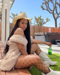 Dominique Perry Instagram - Coachella day 2 🌵 Braids by: @braidsbylondy