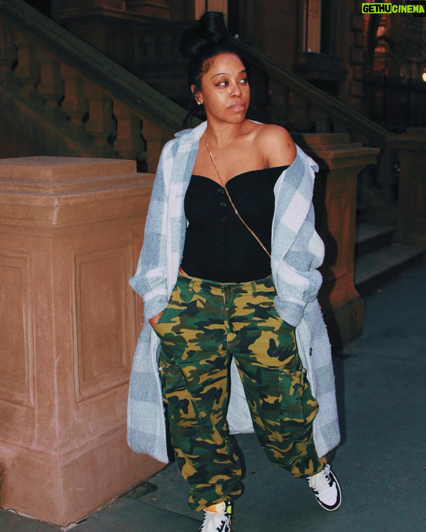 Dominique Perry Instagram - When your dope friend is a photographer, pulls out the camera, n suddenly uses you as her muse but u have a top bun and no lashes on ππ Photos by: @christinanwilds π Thank you to @glowskinenhancement for getting my skin together! ππ