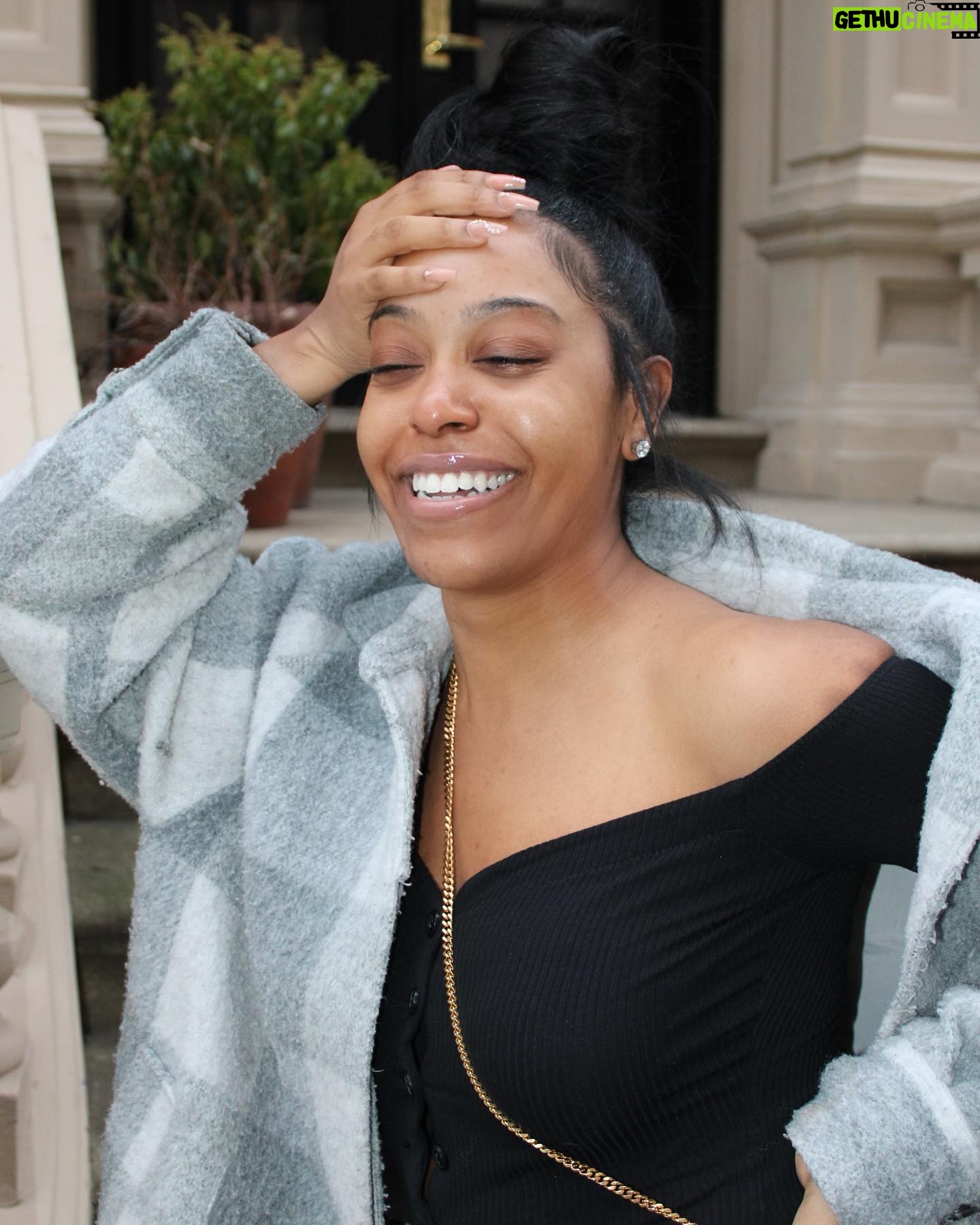 Dominique Perry Instagram - When your dope friend is a photographer, pulls out the camera, n suddenly uses you as her muse but u have a top bun and no lashes on ππ Photos by: @christinanwilds π Thank you to @glowskinenhancement for getting my skin together! ππ
