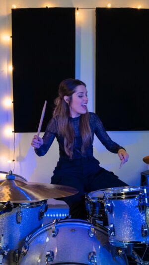 Domino Santantonio Instagram - When the chorus kicks in 😉🔥 @coldplay 

HAPPY NEW YEAR EVERYONE 🥳 Thank you so much for all the love on this video!!! The full version is on @thomann.music Drumbash YT channel! 

#coldplay #skyfullofstars #askyfullofstars #drumcover #drums #drummer #thomann #thomannsdrumbash