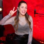Domino Santantonio Instagram - La fois où Marc m’a posé une question 🙋🏼‍♀️😂@jeviensverstoi_noovo 📸 @eveb.lavoie #talkshow #jvvt #houseband #drummer #quebec #television #comedy #mtl #jeviensverstoi #marclabreche