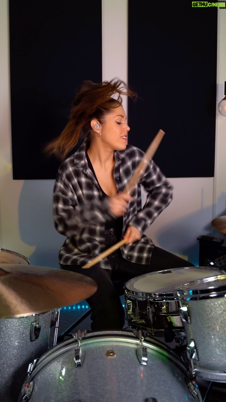 Domino Santantonio - 9.7K Likes - guilty pleasure 😈😬 Am I the only one who loves this song? 😅
#nickelback #howyouremindme #drums #drummer #drumcover #ludwig #paiste #remo #vicfirth #beyerdynamic #ue11pro #meinlpercussion #audimute #2000s #throwback