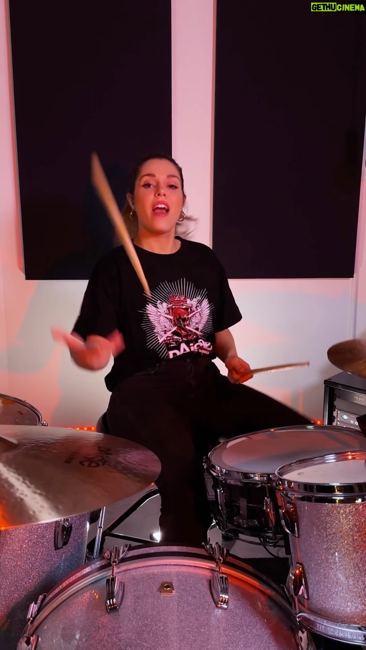Domino Santantonio - 50.9K Likes - This drum intro 🔥🤘🏼❤️🔥 @queensofthestoneage
#queensofthestoneage #songforthedead #alternative #rock #drums #drummer #ludwig #paiste #vicfirth #drumintro #ultimateears #ue11pro #beyerdynamic #remo #drumcover #qotsa #fridaymood