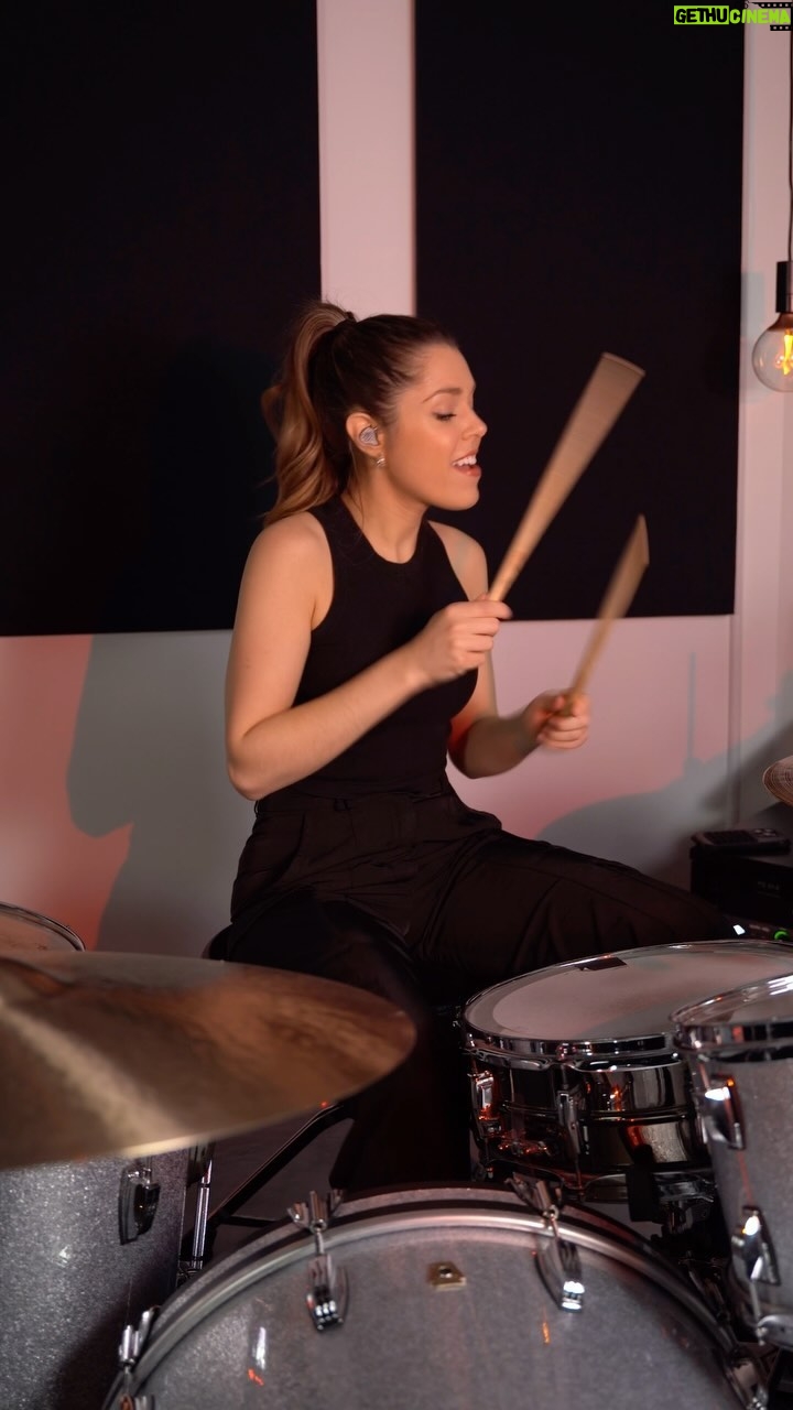 Domino Santantonio - 10.3K Likes - That song 🖤🔪 @30secondstomars
#thekill #30secondstomars #drumcover #drums #drummer #ludwig #paiste #remo #vicfirth #uepro #beyerdynamic #meinlpercussion #gewadrums #audimute #batterie #2000s