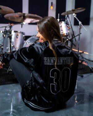 Domino Santantonio Instagram - GIVEAWAY ALERT 🎁✨

Some sizes of 30-Day Drummer merch are already sold out!!! 😳 And I want to give you a chance to win your favourite piece before it’s too late 😏⏰ 

Comment on this post with your favourite item and size (ex: Black T Shirt / Small) and have a chance of winning your favorite item!!! 😍

You have until Friday to leave a comment! 

Good luck!!! 😉🤍🤞🏼