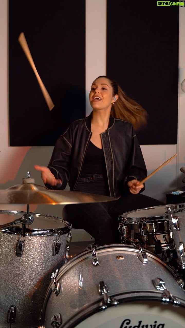 Domino Santantonio - 45.4K Likes - this song on repeat 🔁🧡 @bensonboone
#beautifulthings #bensonboone #drumcover #drums #drummer #ludwig #paiste #vicfirth #ultimateears #gewadrums #beyerdynamic #audimute #remo #meinlpercussion #batterie #batteur #baterista