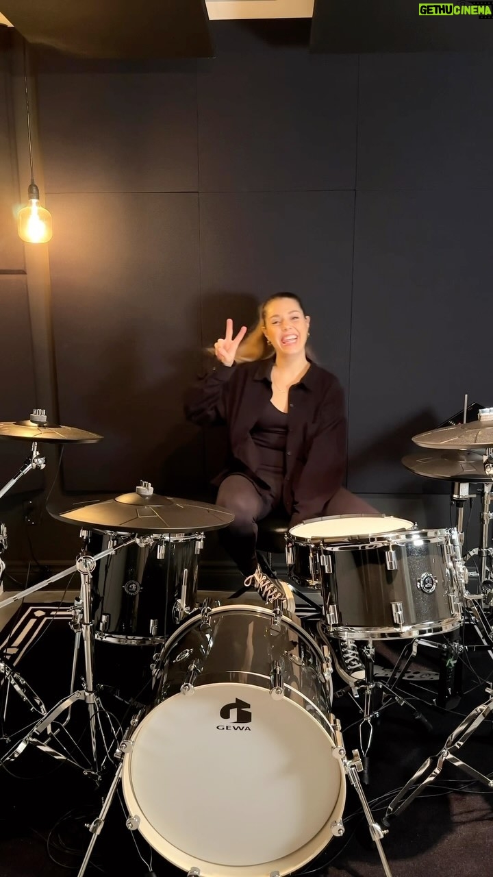 Domino Santantonio Instagram - Happy New Year!!! πβ¨ Best way to start the year by unboxing this black sparkle GEWA G5 pro 5 kit π₯π₯ππΌ @gewadigitaldrums Let me know in the comments which songs I should cover first with this new kit π€©ππΌ #gewa #gewadigitaldrums #g5 #unboxing #newdrums #drums #setup #homestudio #drumlife #drumroom #digitaldrums #electronicdrums #musicstudio #batteur #batterie #audimute