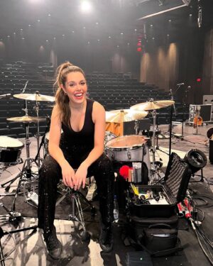 Domino Santantonio Instagram - My happy face after doing the last show of the year!!! Hope you’re having wonderful holidays 🥹🥂✨🥁