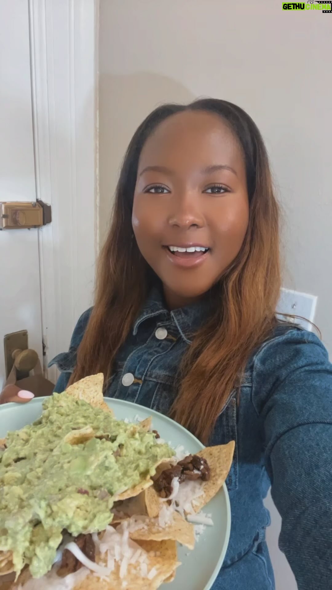 Donshea Hopkins - 3 Likes - vegan nachos 🌮
2 avocados
1 lime
1 Serrano pepper
Half a red onion
Salt & pepper
(mix)
Top with vegan steak and vegan cheese ✨🍽️✨